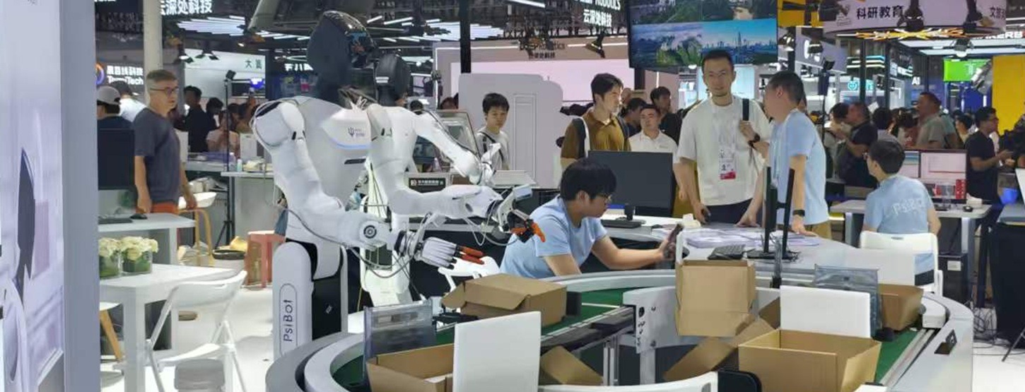 A robotic arm sorting packages on a rotating conveyor 